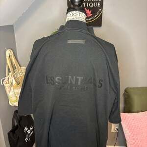 Essentials × Fear of God ESSENTIALS STAMPED LOGO OVERSIZED BOX FIT POLO L